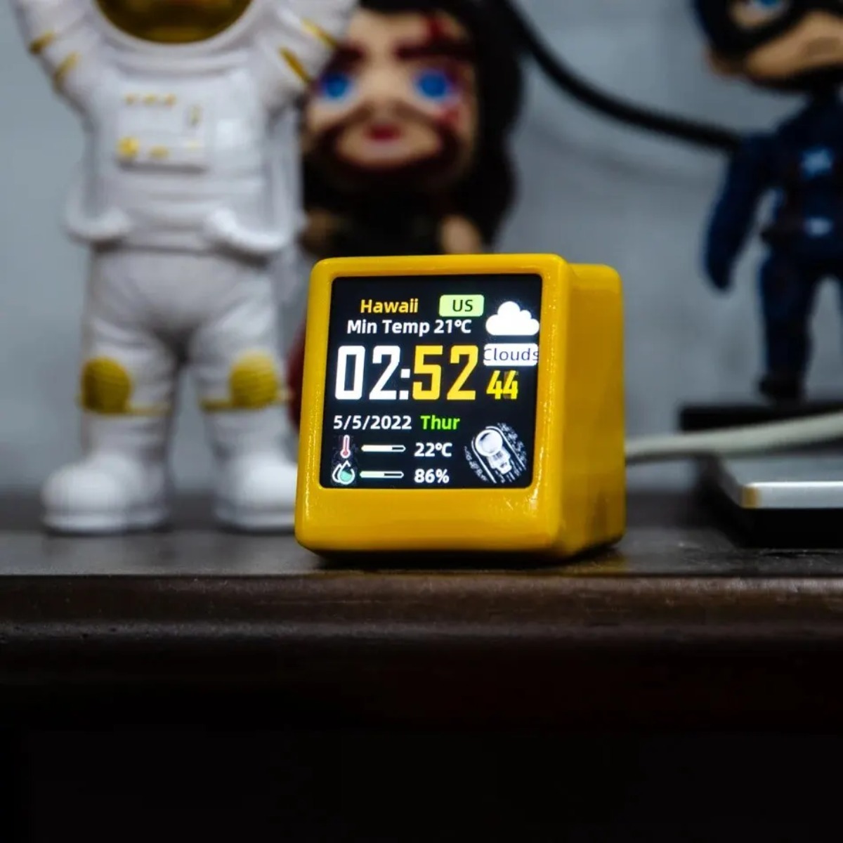 Cool Office Tech Gadgets - นาฬิกาดิจิตอลตั้งโต๊ะขนาดเล็กพร้อมหน้าจอ IPS LCD แสดงสภาพอากาศ ดีไซน์สุดเท่ สร้างสรรค์